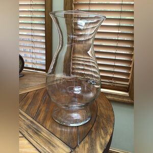 Unique clear glass vase. NWOT.